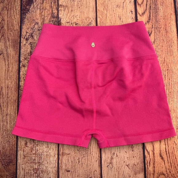 Spiritual Gangster Amor seamless high waisted shortie in cherry - Picture 6 of 7